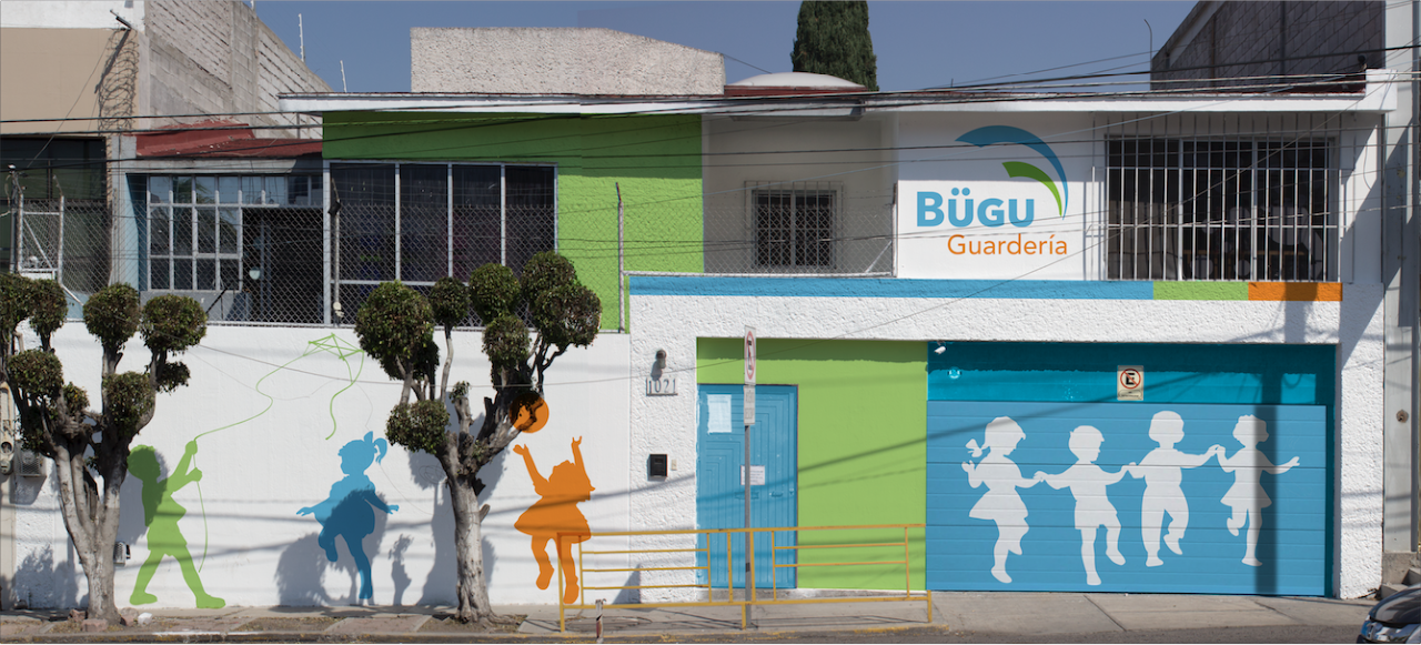 Fachada de Bügu Guardería en Prolongación Avenida Corregidora Norte 1021, con niños pintados en el muro