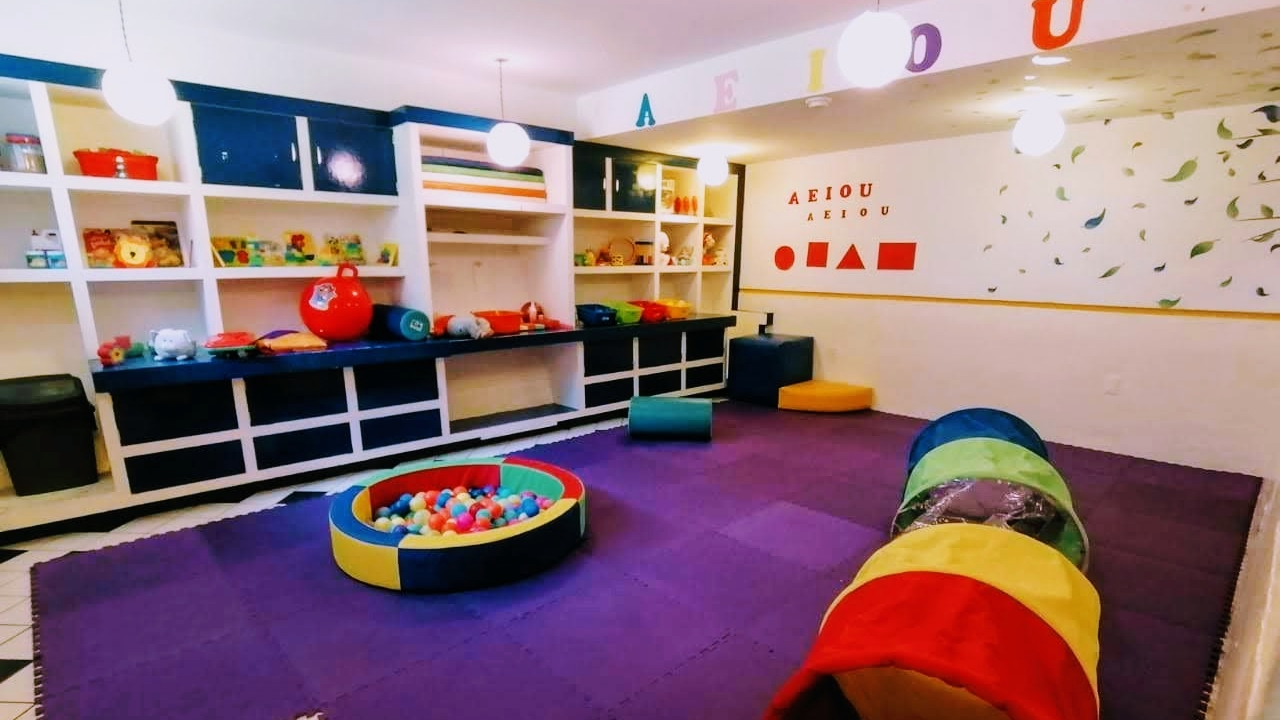 Salón de estimulación de Bügu Guardería con alberca de pelotas, túnel de juego y material didáctico